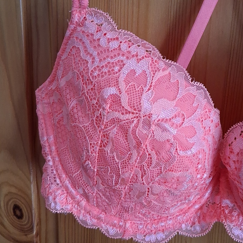 New Pink Victoria's Secret Vibrant Lace Push Up Bra Size 34C - Picture 3 of 9